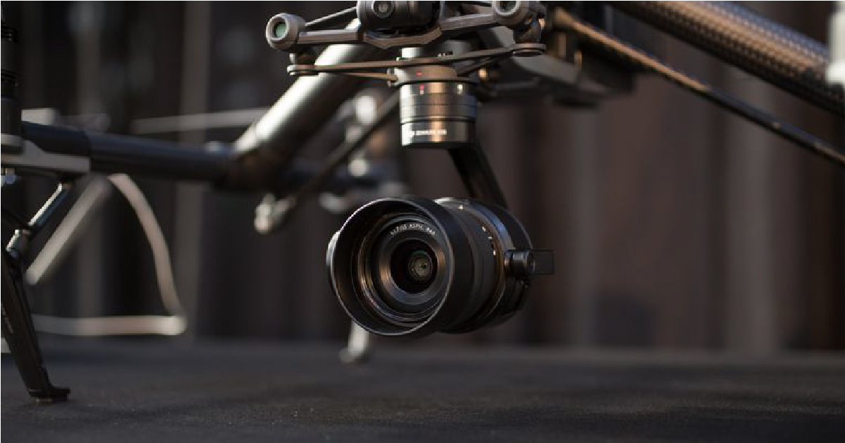 Dans l’univers de la vidéo, le montage et la post production sont des étapes cruciales qui transforment une série de prises brutes en une œuvre cohérente et attrayante. La technologie a considérablement évolué, et avec elle, les outils à disposition des vidéastes. Parmi eux, DaVinci Resolve est sans conteste l’un des logiciels les plus puissants et polyvalents utilisés dans la post production de vidéo. Prenons un scénario où une caméra de drone s’apprête à capturer des images. Le drone est équipé d’une caméra haute définition, parfaitement positionné pour une prise de vue aérienne spectaculaire. C’est à ce moment précis que commence la magie de la vidéo, bien avant que les séquences n'entrent dans le processus de montage vidéo. La formation à la prise de vue et au montage Pour exploiter pleinement les capacités de la caméra et maximiser la qualité des vidéos, il est essentiel d’avoir une formation approfondie. La prise de vue aérienne avec un drone demande une maîtrise des techniques de pilotage, mais aussi une compréhension des angles, de la lumière et du cadre. La formation dédiée à la prise de vue aérienne englobe ces éléments, et elle prépare les opérateurs à capturer des séquences parfaites en vue de la post production. Une fois la prise de vue terminée, vient alors l’étape du montage vidéo. Le montage consiste à assembler les différentes séquences capturées, à les organiser pour raconter une histoire ou pour atteindre un objectif spécifique. Dans le cadre d’une vidéo promotionnelle, par exemple, chaque seconde compte. Il est donc crucial que le montage soit soigné pour que l’ensemble des séquences coule naturellement, captivant ainsi l’attention du spectateur. DaVinci Resolve : L'outil incontournable de la post production Lorsque l’on parle de post production vidéo, il est impossible de ne pas mentionner DaVinci Resolve. Ce logiciel, développé par Blackmagic Design, est devenu un standard dans l’industrie grâce à ses nombreuses fonctionnalités et à son interface intuitive. Que ce soit pour l’édition simple, le montage avancé, l’étalonnage des couleurs, ou encore les effets visuels, DaVinci Resolve est un outil complet pour tout vidéaste. L’une des forces de DaVinci Resolve réside dans sa capacité à gérer des projets complexes. Si vous avez capturé des vidéos avec un drone, par exemple, il est possible que vous ayez plusieurs heures de prises de vue à trier et à organiser. Grâce aux fonctionnalités de montage de DaVinci Resolve, il devient facile de naviguer entre les séquences, de sélectionner les meilleures prises et de les assembler pour créer une vidéo captivante. Outre le montage vidéo, DaVinci Resolve offre également des outils de correction colorimétrique avancés. Après la prise de vue avec un drone, il est fréquent que certaines scènes nécessitent des ajustements de couleur pour harmoniser l’ensemble du projet. DaVinci Resolve permet de faire ces ajustements avec une grande précision, en garantissant que les couleurs, la luminosité et le contraste sont parfaitement calibrés. De cette manière, la vidéo finale reflète exactement l’intention du vidéaste. Les étapes du montage vidéo avec DaVinci Resolve Une fois les séquences capturées, le processus de montage vidéo commence. Avec DaVinci Resolve, ce processus peut être divisé en plusieurs étapes clés : L'importation des séquences : Après la prise de vue, les fichiers vidéo sont importés dans le logiciel. DaVinci Resolve prend en charge une large gamme de formats, ce qui permet d'importer directement des vidéos en haute définition capturées avec un drone. La gestion des clips : Les séquences sont ensuite organisées dans une timeline. Cette étape est essentielle, car elle permet de structurer la vidéo et d’ajuster la durée de chaque clip selon les besoins du projet. Le montage brut : Cette étape consiste à créer une première version de la vidéo. Elle inclut toutes les prises de vue principales, mais le rythme et les transitions peuvent encore être affinés. DaVinci Resolve propose des outils de montage vidéo qui permettent de couper, déplacer et fusionner les clips en toute simplicité. Les effets spéciaux et les transitions : Une fois le montage brut terminé, des effets visuels et des transitions peuvent être ajoutés pour enrichir la vidéo. DaVinci Resolve offre une bibliothèque d’effets, notamment des fondus, des transitions dynamiques et des corrections visuelles avancées, idéales pour apporter une touche professionnelle à la vidéo. L’étalonnage des couleurs : Le réglage de la colorimétrie est une étape clé pour donner une atmosphère particulière à la vidéo. Grâce à ses outils puissants, DaVinci Resolve permet de corriger les couleurs de manière très précise, notamment en ajustant la température des couleurs, la saturation, et en appliquant des effets spécifiques comme le vignettage. Le mixage audio : Le son est tout aussi important que l’image dans une production vidéo. Avec DaVinci Resolve, il est possible d’ajuster les niveaux sonores, d’ajouter des pistes audio et de synchroniser parfaitement l’audio avec les images pour un résultat professionnel. L’exportation de la vidéo : Une fois le montage et la post production terminés, la vidéo peut être exportée dans le format souhaité. DaVinci Resolve permet d’exporter des vidéos dans différents formats, optimisés pour le web, la diffusion télévisée ou le cinéma. L’importance d’une formation pour maîtriser DaVinci Resolve Bien que DaVinci Resolve soit un outil accessible, il nécessite tout de même une certaine expertise pour en tirer le meilleur parti. C’est là qu’intervient la formation. Suivre une formation dédiée à DaVinci Resolve permet de découvrir toutes les fonctionnalités avancées du logiciel, d’apprendre les meilleures pratiques du montage vidéo, ainsi que les techniques pour optimiser la post production. Les modules de formation incluent généralement des séances pratiques où les participants peuvent s’entraîner sur des projets concrets, comme la création de vidéos à partir de prises de vue aériennes capturées par un drone. Cela permet d’acquérir non seulement des compétences techniques, mais aussi une compréhension globale du processus créatif, de la capture des images jusqu’à la diffusion de la vidéo finale. La post production : Donner vie à vos vidéos La post production est une étape déterminante dans le cycle de production d’une vidéo. C’est là que les images brutes prennent vie et se transforment en une œuvre captivante. Avec un logiciel comme DaVinci Resolve, il devient possible de manipuler et d’améliorer les séquences vidéo de manière professionnelle. Pour un vidéaste, maîtriser le montage vidéo et la post production avec DaVinci Resolve est un atout majeur. Que ce soit pour des vidéos de mariage, des publicités, des films ou des projets personnels, la formation à cet outil permet d’accéder à un niveau de création supérieur. Le montage vidéo et la post production ne sont pas seulement des étapes techniques, elles sont au cœur du processus créatif. Grâce à une bonne formation et à l’utilisation d’outils performants comme DaVinci Resolve, il est possible de transformer des prises de vue simples, comme celles réalisées avec une caméra de drone, en des vidéos professionnelles qui captivent et inspirent.